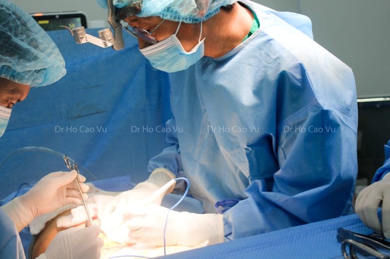 Tạo hình thành bụng cho bệnh nhân thoát vị thành bụng, đã từng phẫu thuật ung thư đại tràng