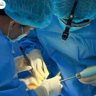 The surgeon performed breast augmentation with 275cc implants using an ultrasonic scalpel